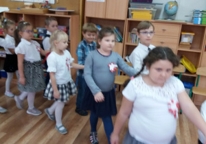 Dzieci rozpoczęły Poloneza.